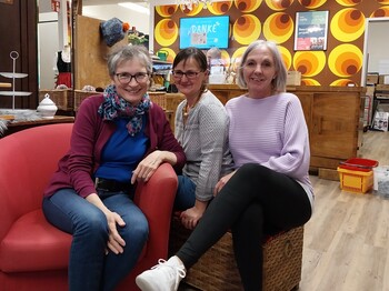 v.r.n.l Gerlinde Schiester, Christine Engelmann und Susanne Thuswohl im Carla vor der Veranstaltung "Caritas unterwegs" Gerlinde Schiester, Christine Engelmann und Susanne Thuswohl sitzen auf der Couch im Carla bei der Veranstaltung "Caritas unterwegs"