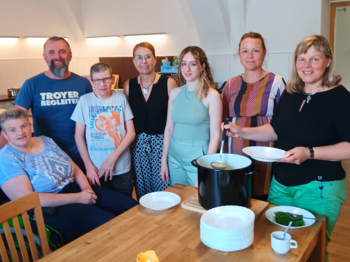 Gruppenfoto von den Köch*innen der Solisuppe in der Küche