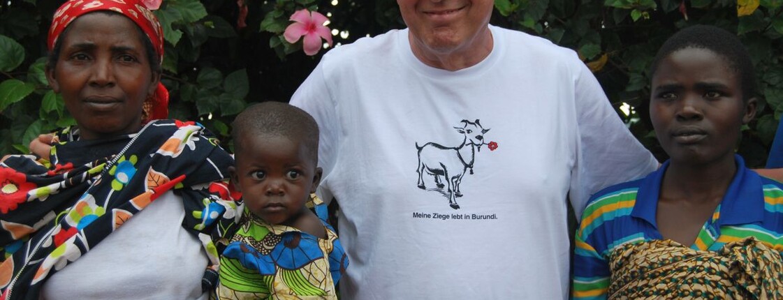 Caritasdirektor Franz Küberl mit zwei Frauen und einem Baby in Burundi
