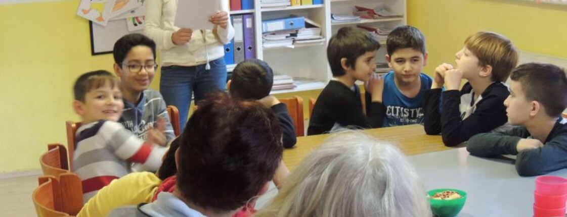 Kinder hören einer Geschichte zu