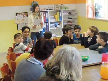 Kinder hören einer Geschichte zu