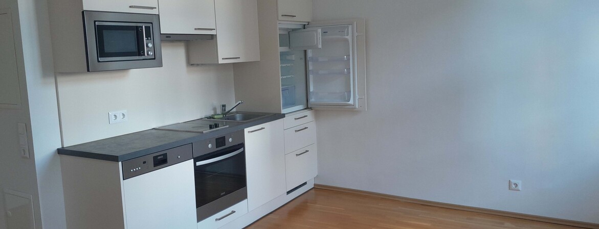 Weiße Küchenzeile in einem Raum