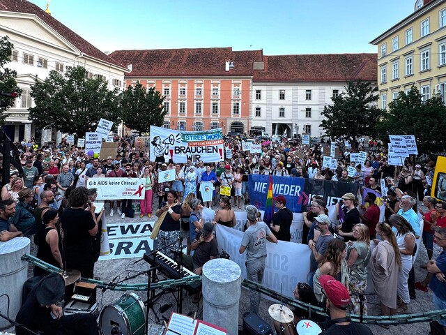 Eine Menschenmenge protestiert am Freiheitsplatz gegen Kürzungen von Förderungen im Sozialbereich