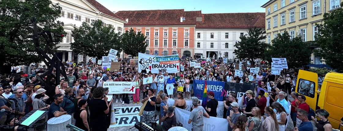 Eine Menschenmenge protestiert am Freiheitsplatz gegen Kürzungen von Förderungen im Sozialbereich