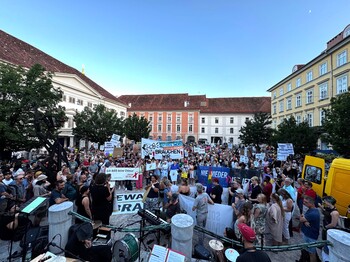 Eine Menschenmenge protestiert am Freiheitsplatz gegen Kürzungen von Förderungen im Sozialbereich