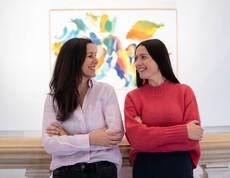 Zwei Mitarbeiterinnen von Malala im Museum vor einem Kunstwerk in der Neuen Galerie im Joanneumsviertel Graz.