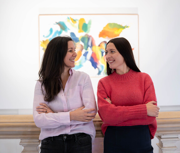 Zwei Mitarbeiterinnen von Malala im Museum vor einem Kunstwerk in der Neuen Galerie im Joanneumsviertel Graz.