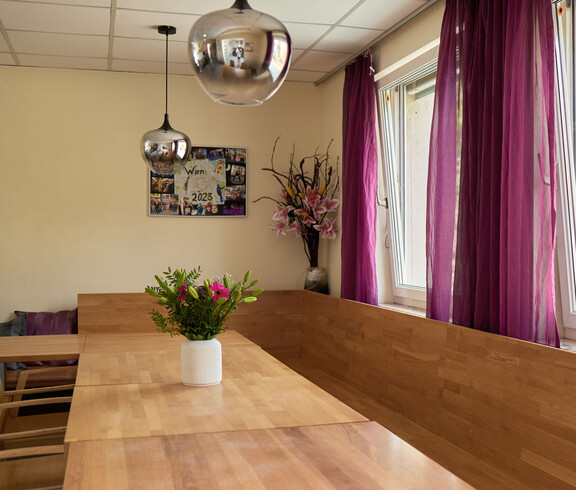 Ein großer Esstisch in der Jugend-WG