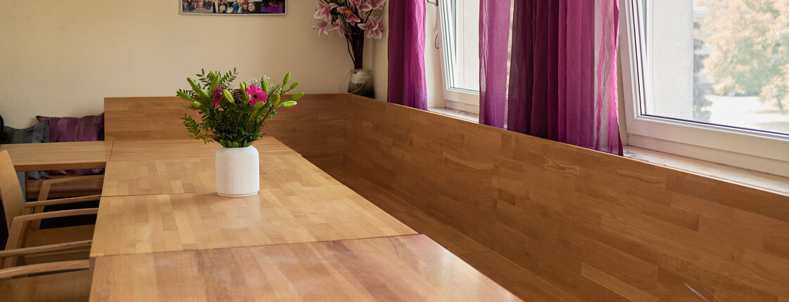 Ein großer Esstisch in der Jugend-WG