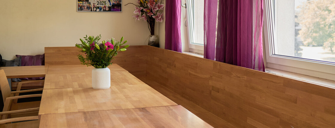 Ein großer Esstisch in der Jugend-WG