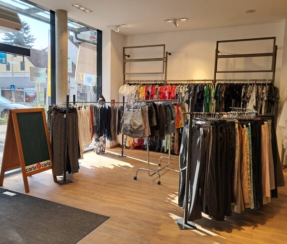 Große Fensterfronten erzeugen ein tolles Licht im Shop. 