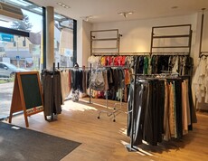 Große Fensterfronten erzeugen ein tolles Licht im Shop. 