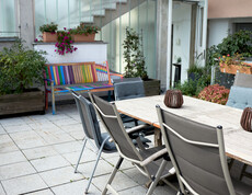 Die Terrasse vom Sprungbrett von der Weite