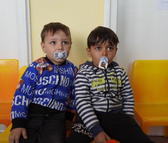 Kleinkinder mit Schnuller in einer Kindertagesstätte in Bulgarien