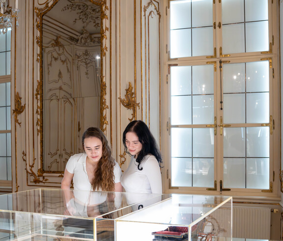 Zwei Projektteilnehmerinnen von Malala im Museum besuchen eine Ausstellung im Museum für Geschichte Graz.