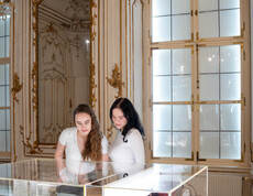 Zwei Projektteilnehmerinnen von Malala im Museum besuchen eine Ausstellung im Museum für Geschichte Graz.