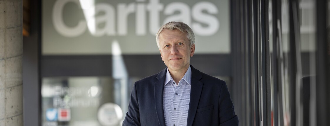 Thomas Ferk vor der Caritas Zentrale in Graz