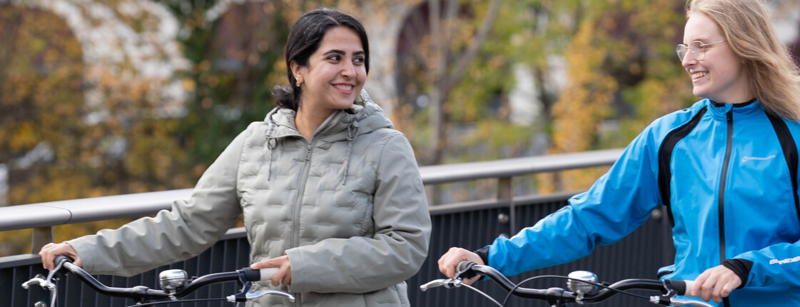 Zwei Projektteilnehmerinnen der Bike Buddys mit dem Fahrrad auf der Straße