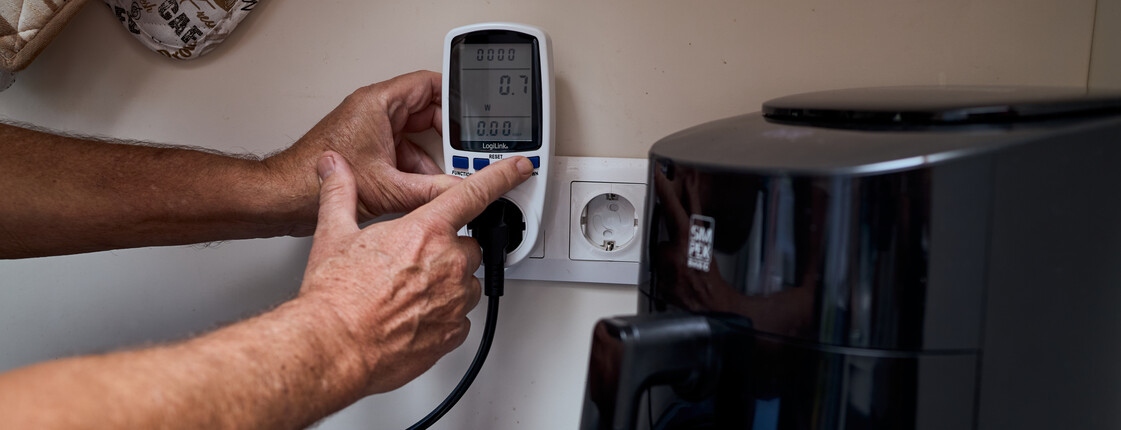 Neben einem Reiskocher befinden sich Steckdosen, dort wird ein Stromzähler eingesteckt.