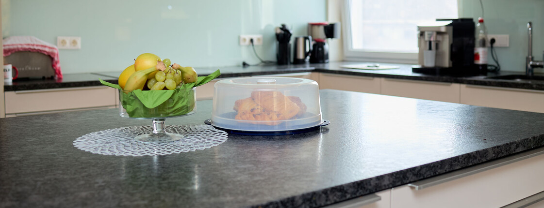 Die Küche bietet viel Platz in der Jugend-WG