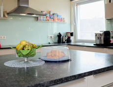 Die Küche bietet viel Platz in der Jugend-WG