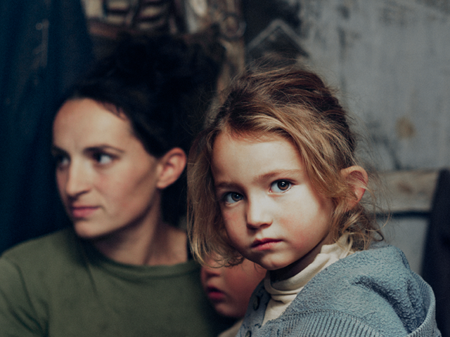 Eine Frau mit zwei Kindern.