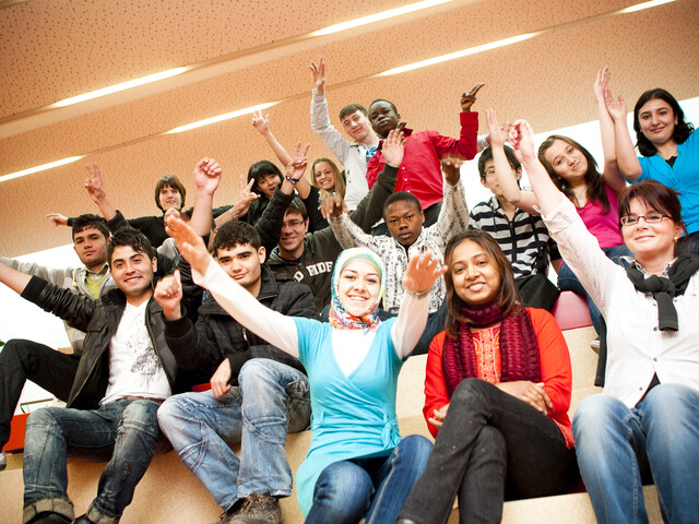 Klassenfoto für das Projekt Vielfalt.Qualifiziert, rund 20 Jugendliche lächeln in die Kamera und posieren für das Foto.