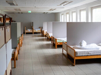 Die aneinandergereihten Betten in der Winternotschlafstelle bieten Wärme und Schutz