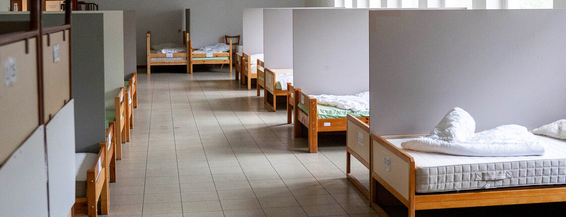 Die aneinandergereihten Betten in der Winternotschlafstelle bieten Wärme und Schutz