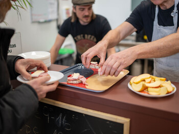 In der Bahnhofsmission werden Brötchen für Menschen, die zu wenig zum Essen haben, ausgegeben.