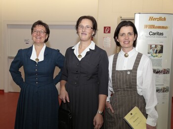 Familienhelferinnen in nostalgischer Dienstkleidung von vor 65 Jahren