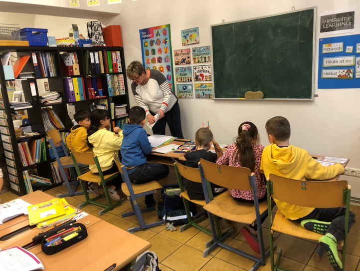 "Lernen für Alle" Kindergruppe lernen mit ihrer Betreuerin