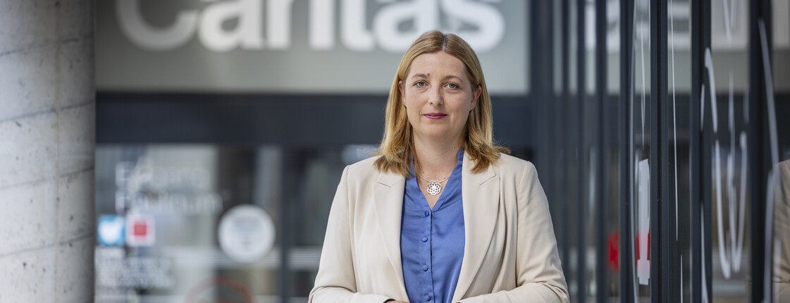 Direktorin der Caritas Steiermark, Nora Tödtling-Musenbichler, vor der Caritaszentrale