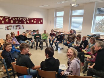 Schüler*innen sitzen im Sesselkreis während dem youngCaritas Workshop