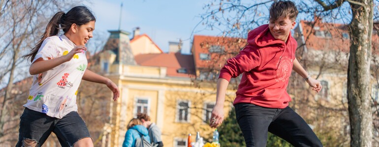 Integration durch Fußball: beim Projekt SIQ+ spielen Mädchen und Jungs aller Herkunft gemeinsam Fußball