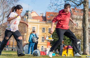 Integration durch Fußball: beim Projekt SIQ+ spielen Mädchen und Jungs aller Herkunft gemeinsam Fußball