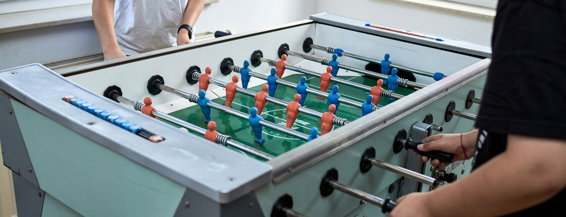 Jugendliche beim Tischfußball spielen im Sprungbrett