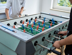 Jugendliche beim Tischfußball spielen im Sprungbrett