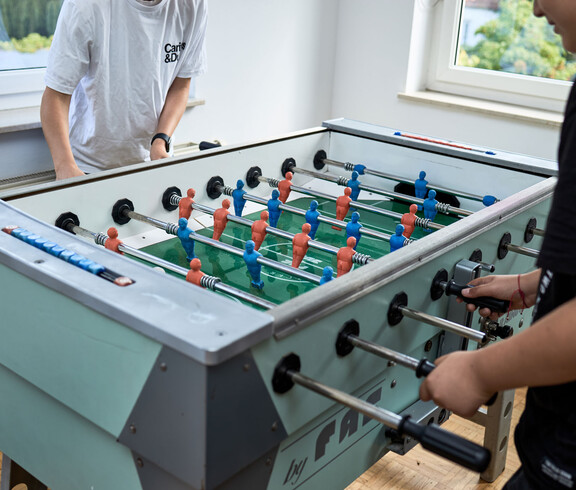 Jugendliche beim Tischfußball spielen im Sprungbrett