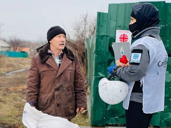 Despite the aggravation of the situation at the front, Caritas Ukraine continues to work in the bufferzone
Winter 2021 /2022 : Bei den in der Pufferzone Zurückgebliebenen handelt es sich oftmals um ältere und kranke Menschen. Ein Leben in einer anderen Stadt ohne soziales Netzwerk können sich viele nicht leisten. Die Caritas unterstützt sie mit Lebensmitteln, Medikamenten und Heizmaterial für den Winter.
Copyright Caritas international, Abdruck honorarfrei, Belegexemplar erbeten, Tel: 0761/ 200-288