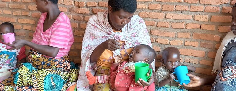 Mütter im Ernährungszentrum füttern ihre Babys