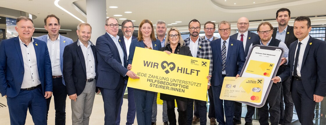 Vertreter*innen von Raiffeisen und Caritas Steiermark bei der Checkübergabe des "Wir hilft." Fonds