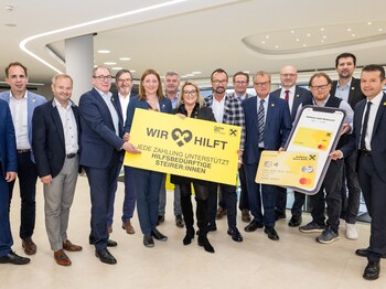 Vertreter*innen von Raiffeisen und Caritas Steiermark bei der Checkübergabe des "Wir hilft." Fonds