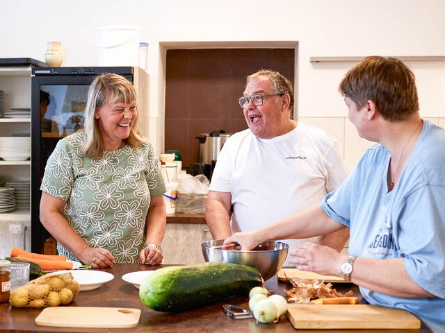 Bei der Solisuppe kocht eine Caritas Regionalkoordinatorin mit Menschen mit Beeinträchtigung