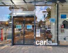 Die Eingangstür des Carla-Shops in Feldbach