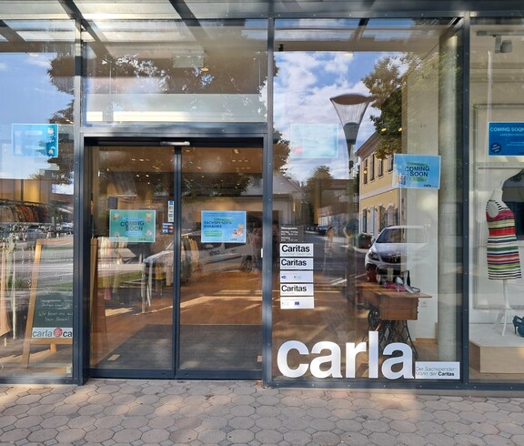 Die Eingangstür des Carla-Shops in Feldbach