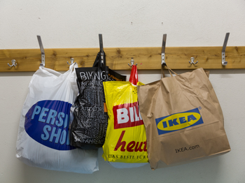 Plastiksackerl auf Garderobe