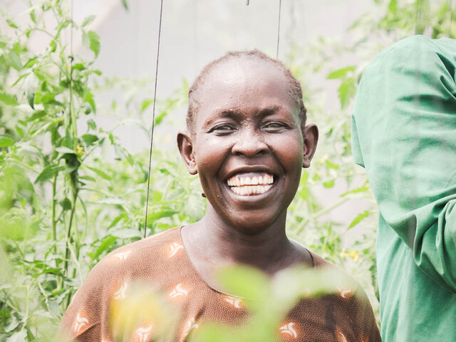 Die Caritas bietet einer Frau im Südsudan eine Ausbildung auf der Trainingsfarm