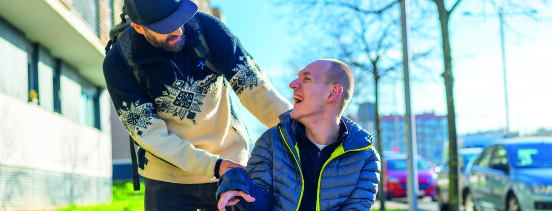 Bei der Mobilen Assistenz in Pflegeeinrichtungen werden Menschen mit Behinderungen bei individuellen Aktivitäten wie Spaziergängen unterstütz