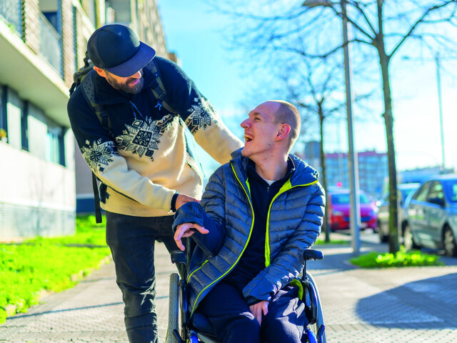 Bei der Mobilen Assistenz in Pflegeeinrichtungen werden Menschen mit Behinderungen bei individuellen Aktivitäten wie Spaziergängen unterstütz